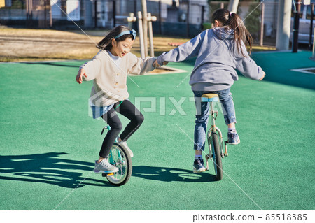 孩子們騎獨輪車 85518385