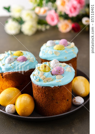 Easter table with eggs and cake 85518401