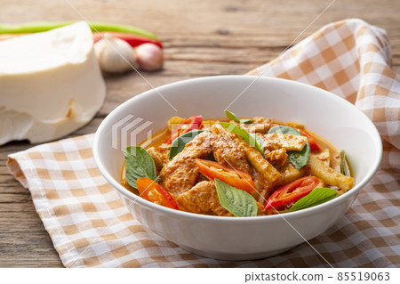 Red curry with young coconut shoot and sliced chicken,Thai spicy food (Kaeng Yod Maphrao) Red curry with young coconut shoot and sliced chicken,Thai spicy food (Kaeng Yod Maphrao) 85519063