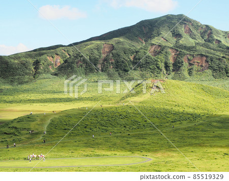 Kusasenri Gahama and Mt. Eboshi seen from Kusasenri Observatory, Nagakusa, Aso City, Kumamoto Prefecture 85519329