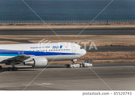 【東京灣背景下羽田機場2號航站樓的ANA飛機牽引】 85520743