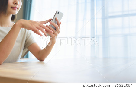 Women and smartphones 85521094