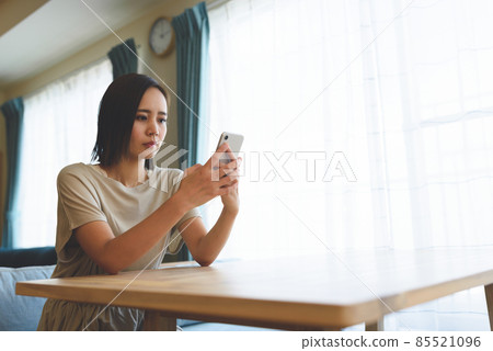 Women and smartphones 85521096