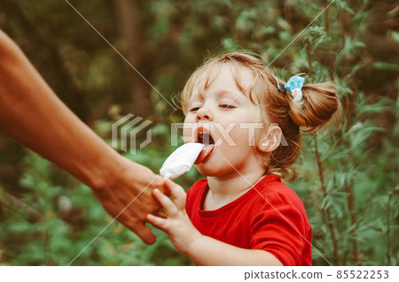 little girl with ice cream 85522253