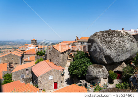 葡萄牙 被岩石包圍的孟山都城市景觀 85524605