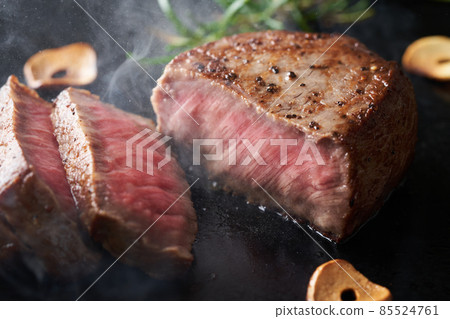 在鐵板上烤國產和牛大腿 85524761