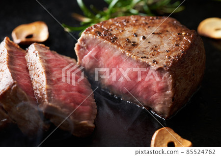 Bake domestic Wagyu beef thighs on an iron plate 85524762
