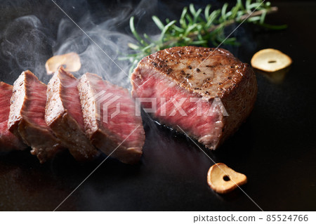 在鐵板上烤國產和牛大腿 85524766