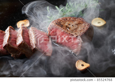 Bake domestic Wagyu beef thighs on an iron plate 85524768