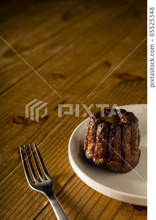 Canelé that looks delicious 85525348