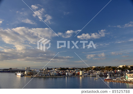 從城島橋眺望三崎漁港 從城島橋眺望三崎漁港 85525788