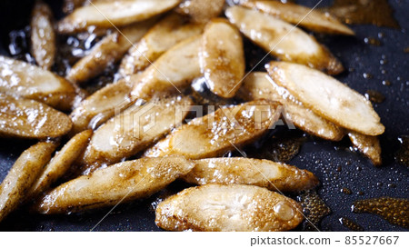 Stir-fried burdock with butter 85527667