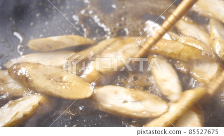 Stir-fried burdock with butter 85527675