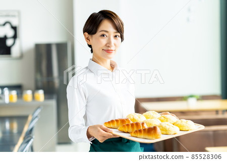 在麵包店工作的中年婦女 85528306