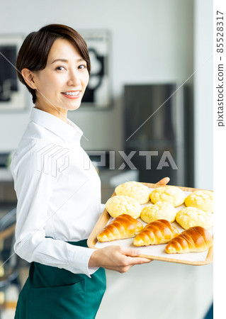 在麵包店工作的中年婦女 85528317