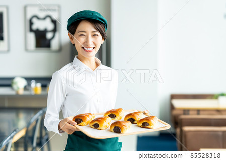 在麵包店工作的中年婦女 85528318