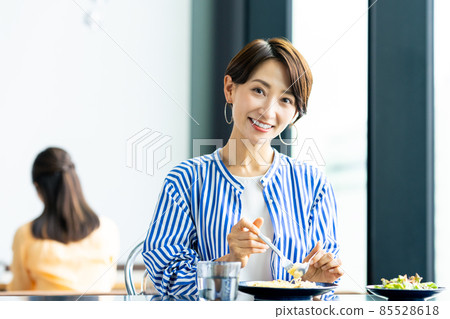 Middle-aged woman eating lunch at a cafe 85528618