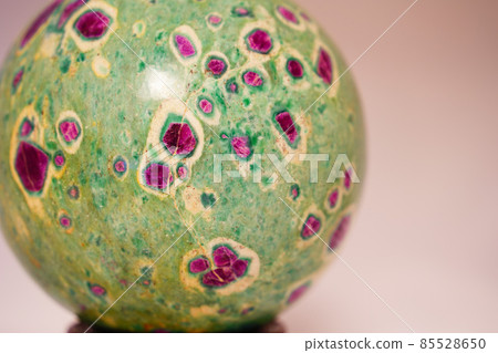 Zoisite 中的紅寶石 Zoisite Ruby Zoisite 中的紅寶石 Zoisite Ruby 85528650