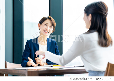 Counselor for counseling middle-aged women Counselor for counseling middle-aged women 85529092