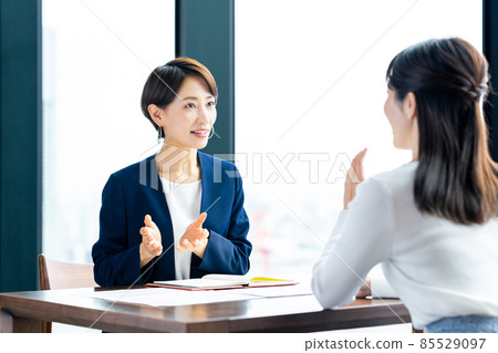 Counselor for counseling middle-aged women 85529097