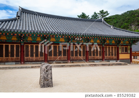 Gwaebuldae in front of Jeokmukdang, Sinheungsa Temple, Seoraksan Mountain, Gangwon-do Gwaebuldae in front of Jeokmukdang, Sinheungsa Temple, Seoraksan Mountain, Gangwon-do 85529382