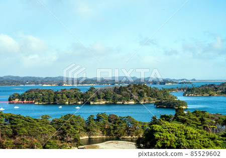 從山上眺望宮城縣松島海岸大島和福浦島 85529602