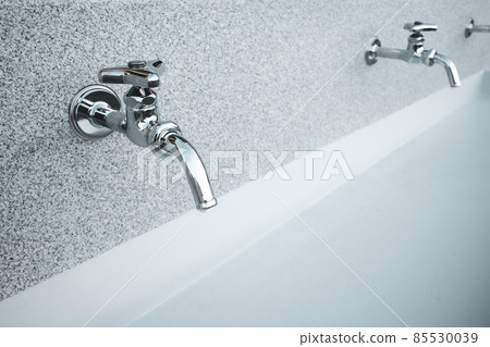 水龍頭排成一排戶外飲水機,飽和度低 水龍頭排成一排戶外飲水機,飽和度低 85530039