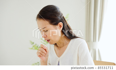 Senior woman who catches a cold and coughs Senior woman who catches a cold and coughs 85531711