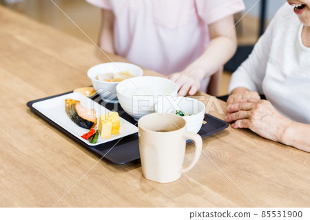 老年女性膳食補助 拍攝合作:中央工業大學附屬日語學校 老年女性膳食補助 拍攝合作:中央工業大學附屬日語學校 85531900