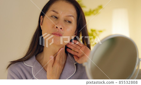 Senior female (beauty / beauty) doing night skin care 85532808