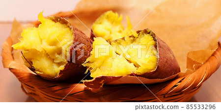 竹籃中蜂蜜石烤土豆的兩個橫截面 85533296