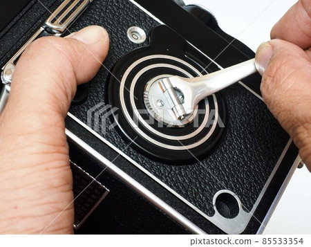 Operation of twin-lens reflex camera. Film feed & shutter charge Operation of twin-lens reflex camera. Film feed & shutter charge 85533354