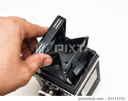 Operation of twin-lens reflex camera. Opening and closing the finder. Operation of twin-lens reflex camera. Opening and closing the finder. 85533355