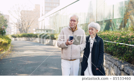 走與智能手機的資深夫婦 走與智能手機的資深夫婦 85533460
