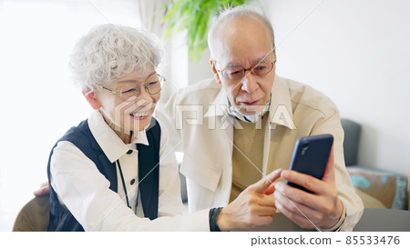 使用智能手機的年長夫婦 85533476