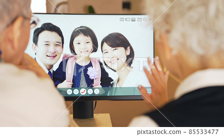 一對老夫婦在視頻通話中與孫輩交談 85533477