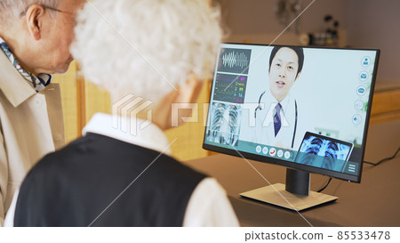 接受網上醫療的年長夫婦 接受網上醫療的年長夫婦 85533478