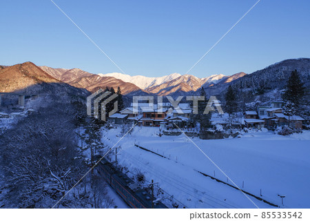 冬天的谷川岳和上越線 85533542