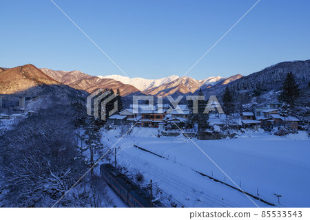 冬天的谷川岳和上越線 85533543