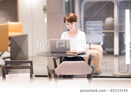 經營場景:在辦公室工作的女性 圖片合作:WEEK Shibadaimon(Sun Frontier Fudousan) 經營場景:在辦公室工作的女性 圖片合作:WEEK Shibadaimon(Sun Frontier Fudousan) 85533545