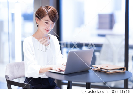 Business scene: Woman working in the office Photo cooperation: WEEK Shibadaimon (Sun Frontier Fudousan) Business scene: Woman working in the office Photo cooperation: WEEK Shibadaimon (Sun Frontier Fudousan) 85533546