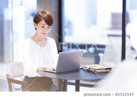 Business scene: Woman working in the office Photo cooperation: WEEK Shibadaimon (Sun Frontier Fudousan) Business scene: Woman working in the office Photo cooperation: WEEK Shibadaimon (Sun Frontier Fudousan) 85533547