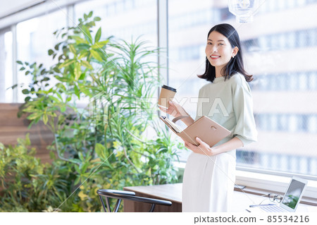 Business scene: A woman working in a shared office Photo cooperation: WEEK Shibadaimon (Sun Frontier Fudousan) Business scene: A woman working in a shared office Photo cooperation: WEEK Shibadaimon (Sun Frontier Fudousan) 85534216