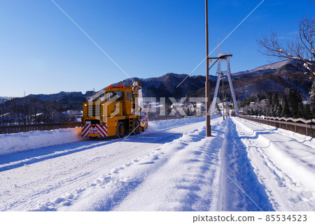 保護雪國安全的旋轉式掃雪機 85534523