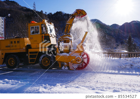 保護雪國安全的旋轉式掃雪機 85534527
