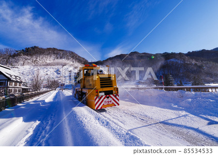 保護雪國安全的旋轉式掃雪機 85534533