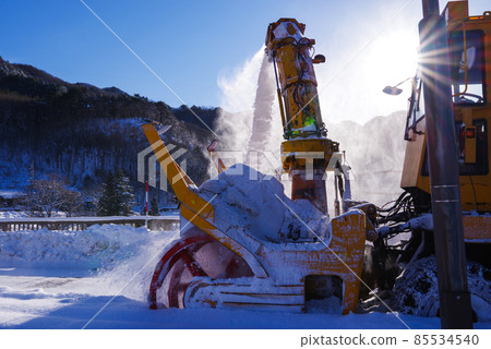 Rotary snowplow that protects the safety of snowy countries 85534540