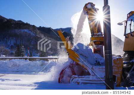 保護雪國安全的旋轉式掃雪機 保護雪國安全的旋轉式掃雪機 85534542