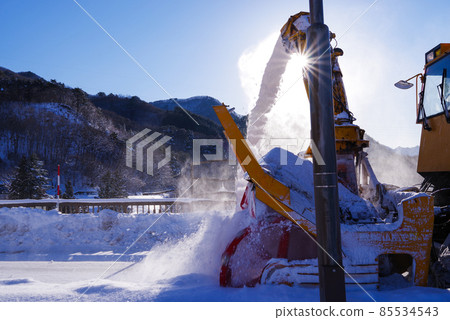 保護雪國安全的旋轉式掃雪機 保護雪國安全的旋轉式掃雪機 85534543
