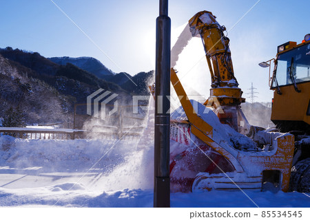 保護雪國安全的旋轉式掃雪機 保護雪國安全的旋轉式掃雪機 85534545